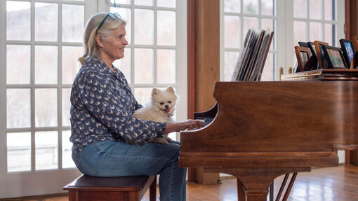 Hund som lyssnar på ägaren spelar piano